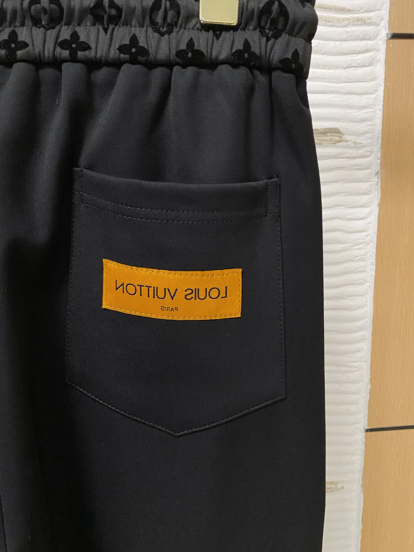 🅿️720 [LV Louis Vuitton] hot-selling suit is coming. Focus on the original version of the official website. 2025 new hot-selling cardigan and sweatshirt suit. The original order is the best. 🇭🇰The meticulous work of top designers. It has a fitting and perfect upper body effect. All-natural high-quality Tencel Roman cotton 100%, close-fitting comfort, noble and elegant! Original hardware embodies elegance and nobility! Counter size: M-3XL (maximum wear up to 190 pounds)